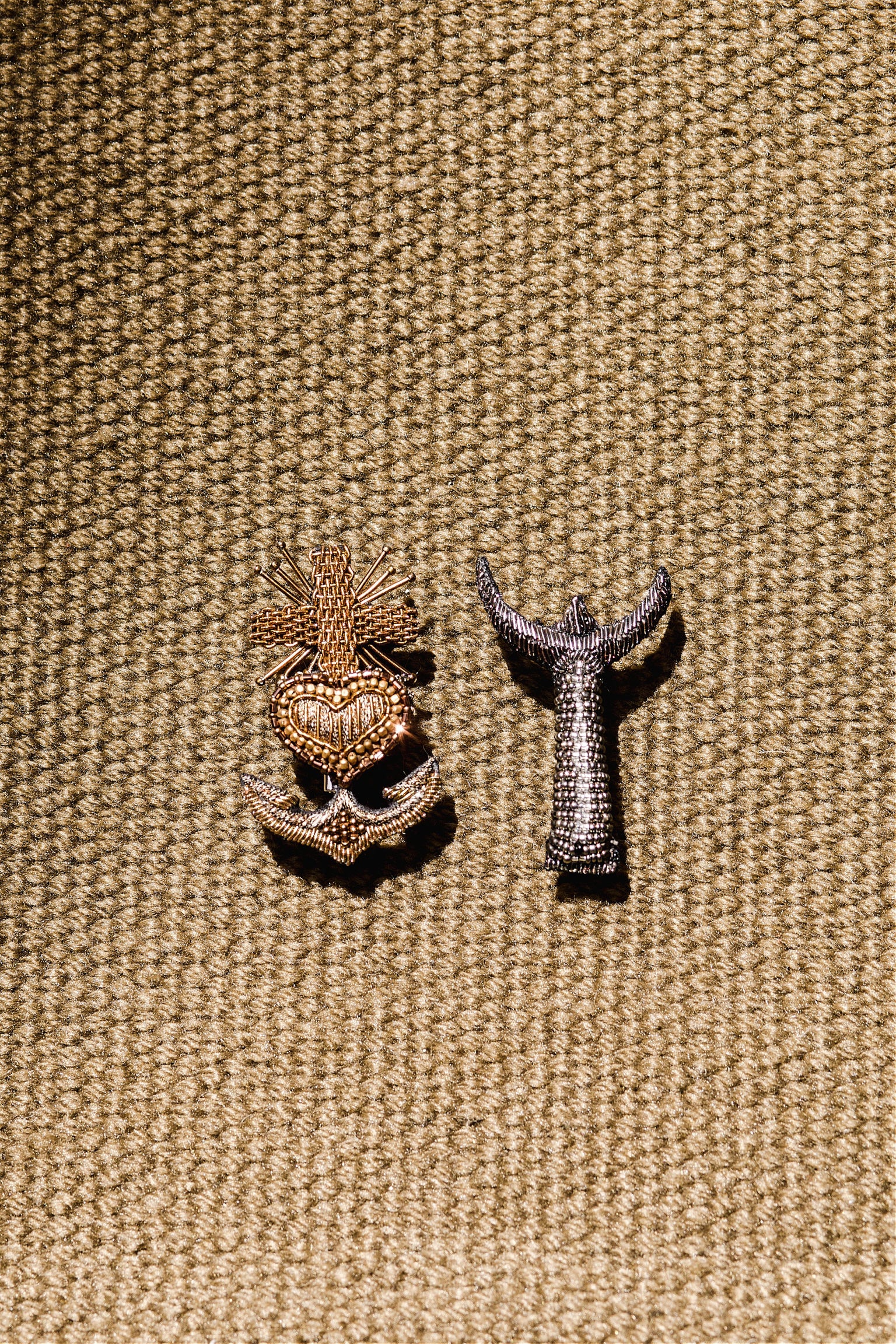 Broche crox vntage en métal argenté gravé, rehaussés d'émal bleu et Broche crox vntage en métal argenté gravé, rehaussés d'émal bleu et