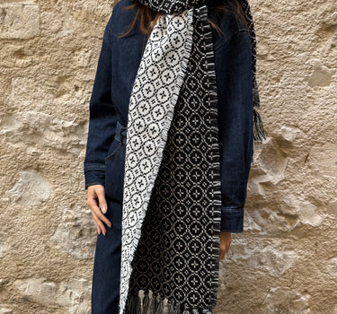 Black kazaguruma scarf